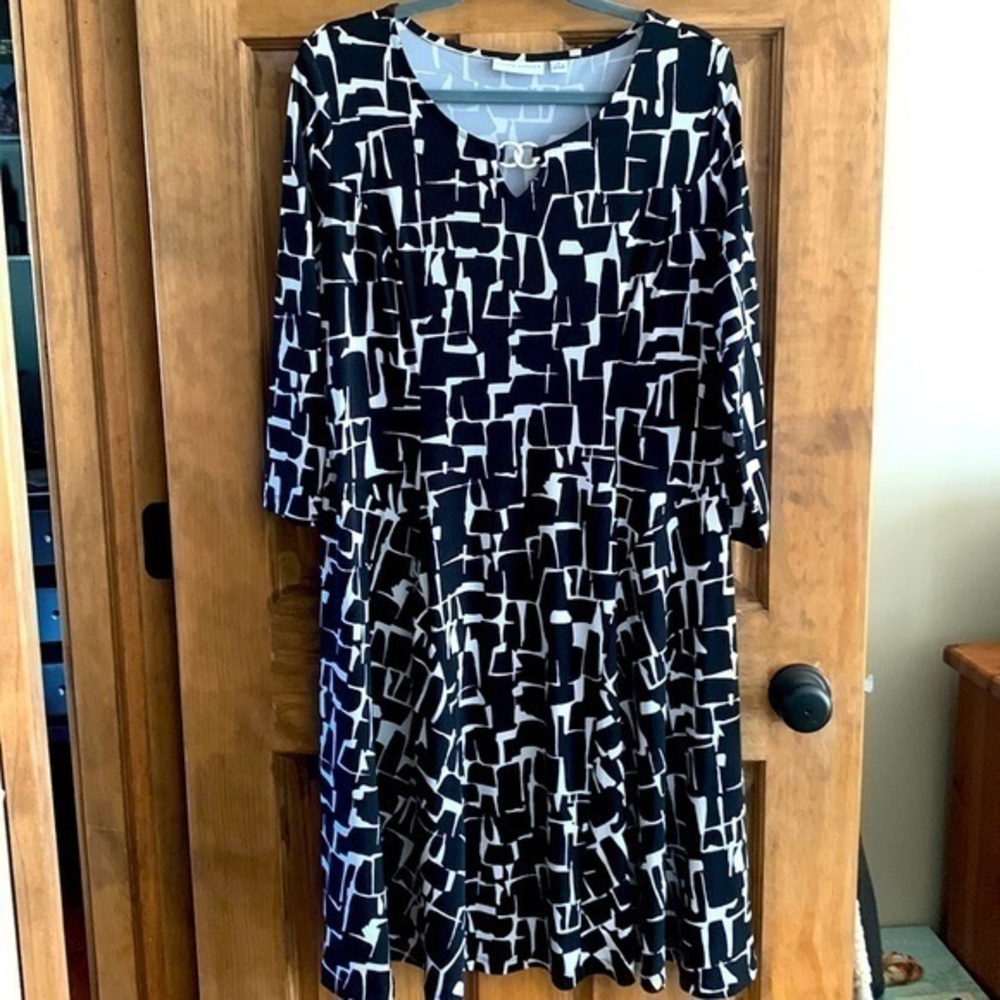 LIKE NEW Susan Graver Liquid Knit Black & White Geometric Dress M